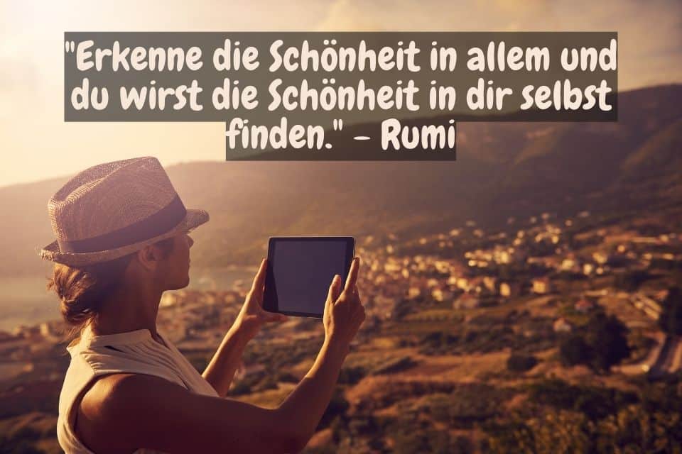 Frau macht ein Foto mit Tablet und Zitat: "Erkenne die Schönheit in allem und du wirst die Schönheit in dir selbst finden." - Rumi
