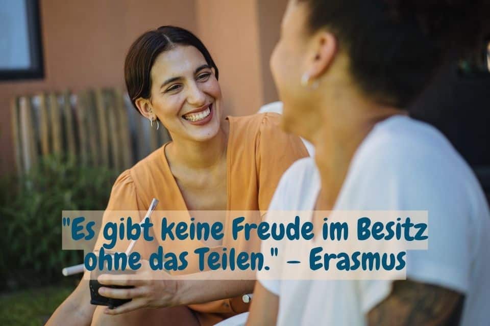Zwei Frauen unterhalten sich über folgendes Zitat: "Es gibt keine Freude im Besitz ohne das Teilen." – Erasmus