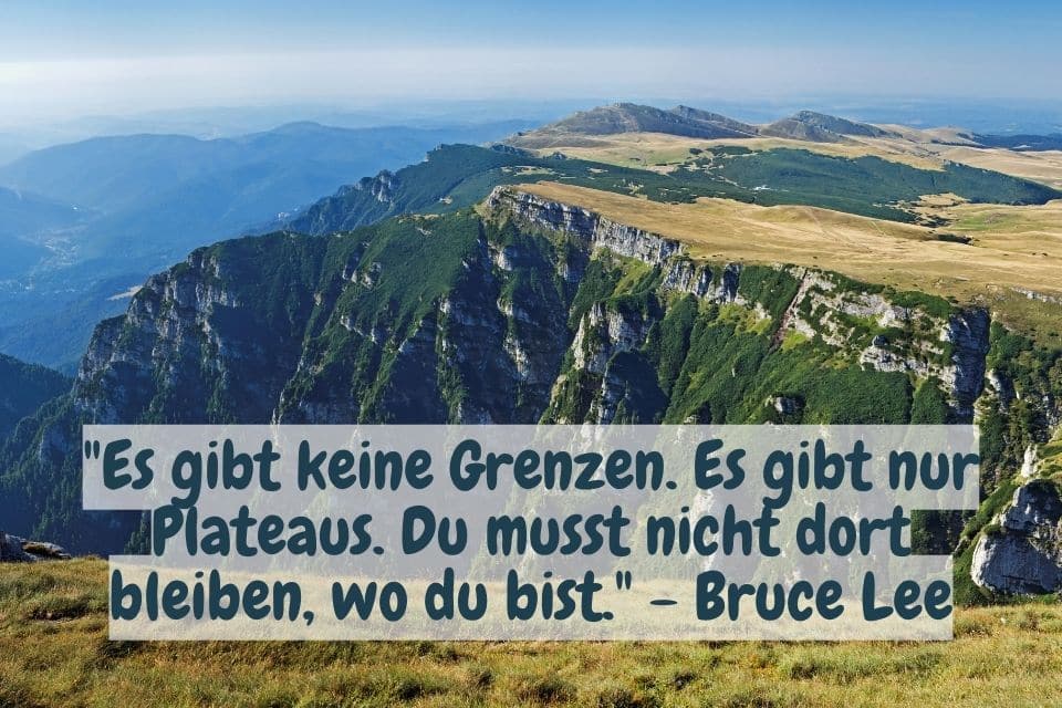 Bergplateau mit Zitat: "Es gibt keine Grenzen. Es gibt nur Plateaus. Du musst nicht dort bleiben, wo du bist." - Bruce Lee