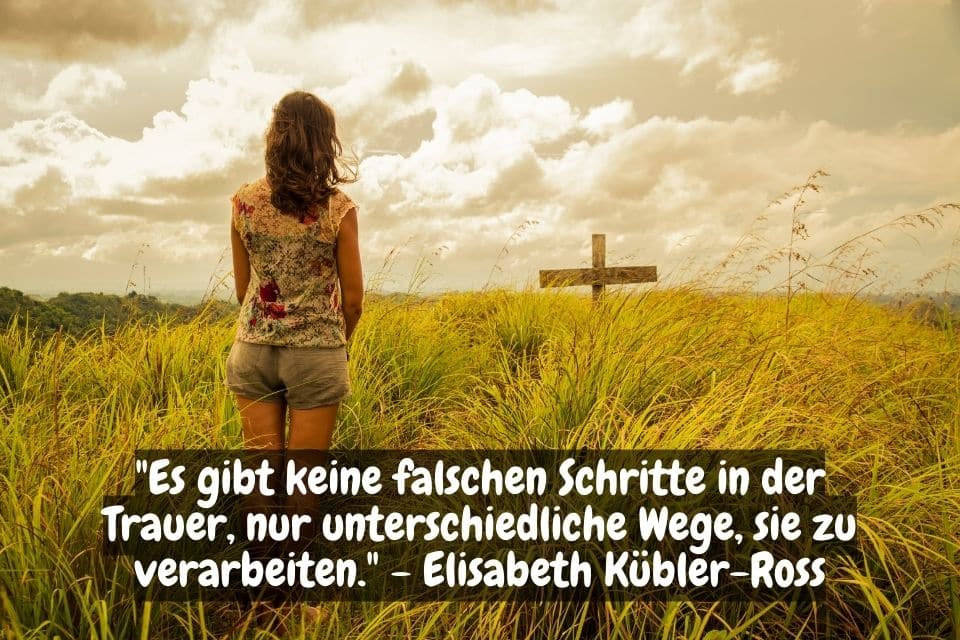 Frau trauert in einer Wiese bei einem Kreuz und Zitat: "Es gibt keine falschen Schritte in der Trauer, nur unterschiedliche Wege, sie zu verarbeiten." - Elisabeth Kübler-Ross