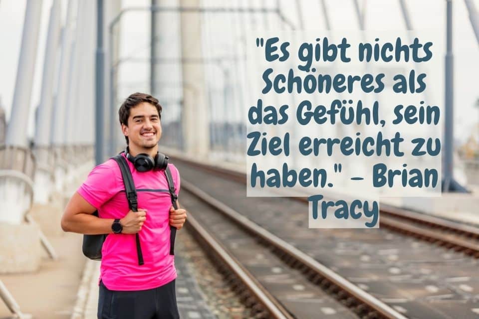 Mann auf einer Bahnbrücke und Zitat: "Es gibt nichts Schöneres als das Gefühl, sein Ziel erreicht zu haben." - Brian Tracy