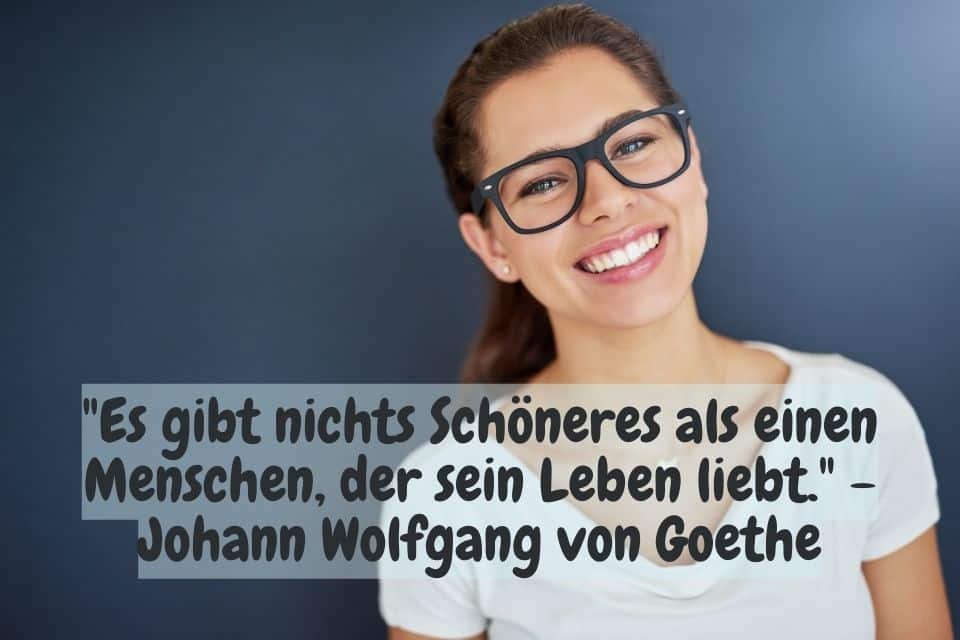 Frau mit Brille lachend. Zitat: "Es gibt nichts Schöneres als einen Menschen, der sein Leben liebt." - Johann Wolfgang von Goethe