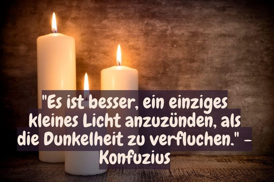 Drei brennende Kerzen Mit Zitat: "Es ist besser, ein einziges kleines Licht anzuzünden, als die Dunkelheit zu verfluchen." - Konfuzius