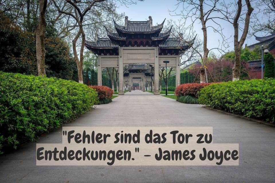 Chinesisches Tor und Zitat: "Fehler sind das Tor zu Entdeckungen." - James Joyce