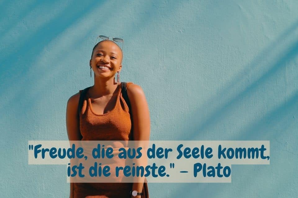 Freudige Frau und Zitat: "Freude, die aus der Seele kommt, ist die reinste." – Plato