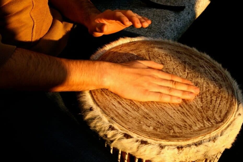 Une main tambourine sur un tambour - la prière d'un chaman(1)
