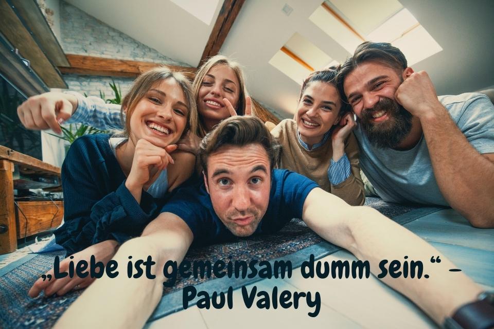 Einer Gruppe macht blödsinn - „Liebe ist gemeinsam dumm sein.“ - Paul Valery