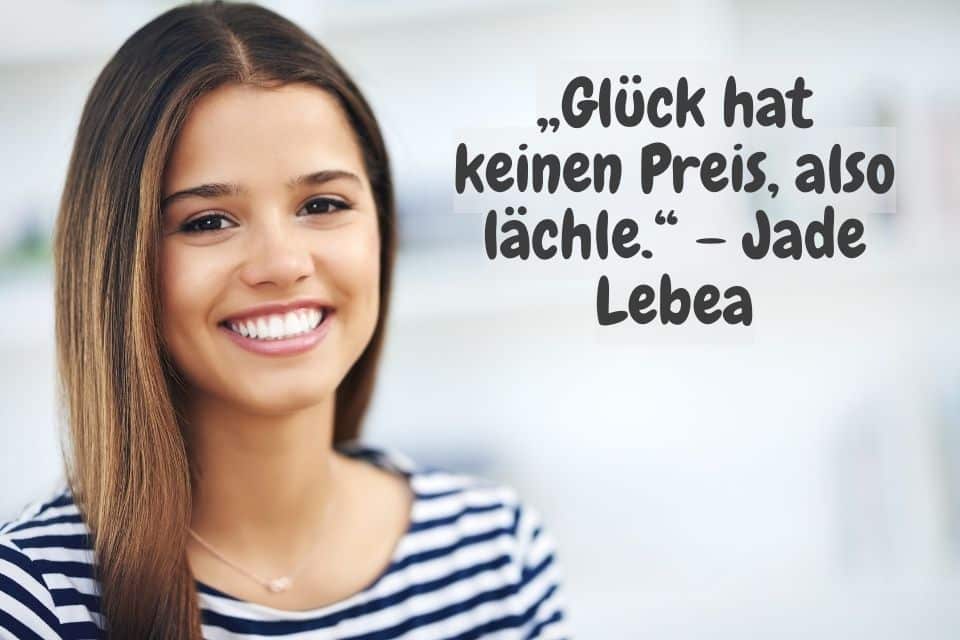 Strahlend lächelnde Frau und Spruch: „Glück hat keinen Preis, also lächle.“ – Jade Lebea