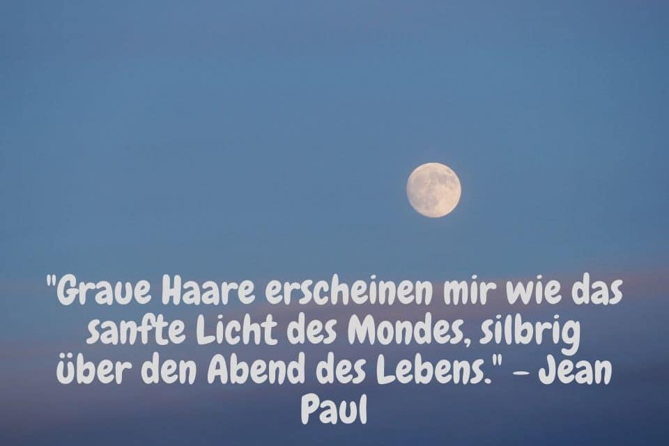 Mond mit Zitat: Graue Haare erscheinen mir wie das sanfte Licht des Mondes, silbrig über den Abend des Lebens. - Jean Paul