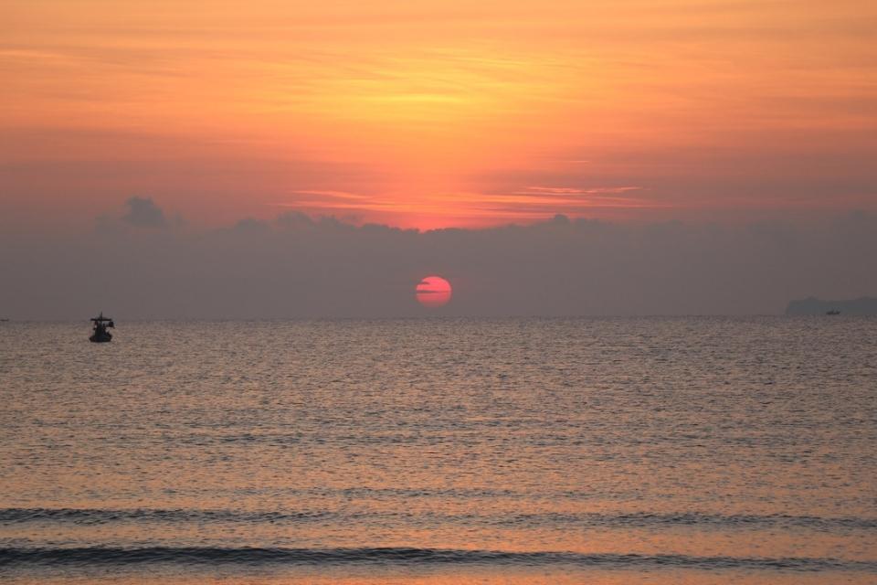 Sonnenaufgang am Meer - Hier- und Jetzt Zitate – Motivationszitate