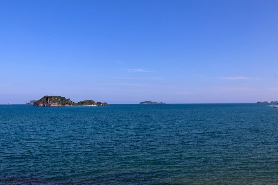 Grandiose hohe Klippe mit Blick auf das blaue Meer