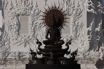 Buddha Statue - Die Reinkarnation Buddhas