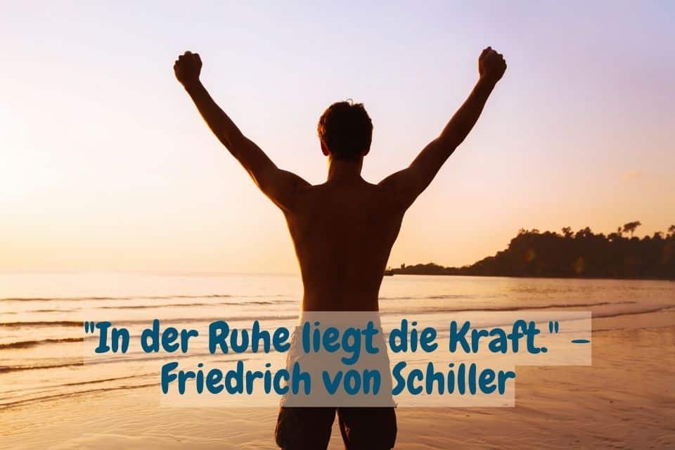 Mann am Meer macht Training und Zitat:"In der Ruhe liegt die Kraft." – Friedrich von Schiller