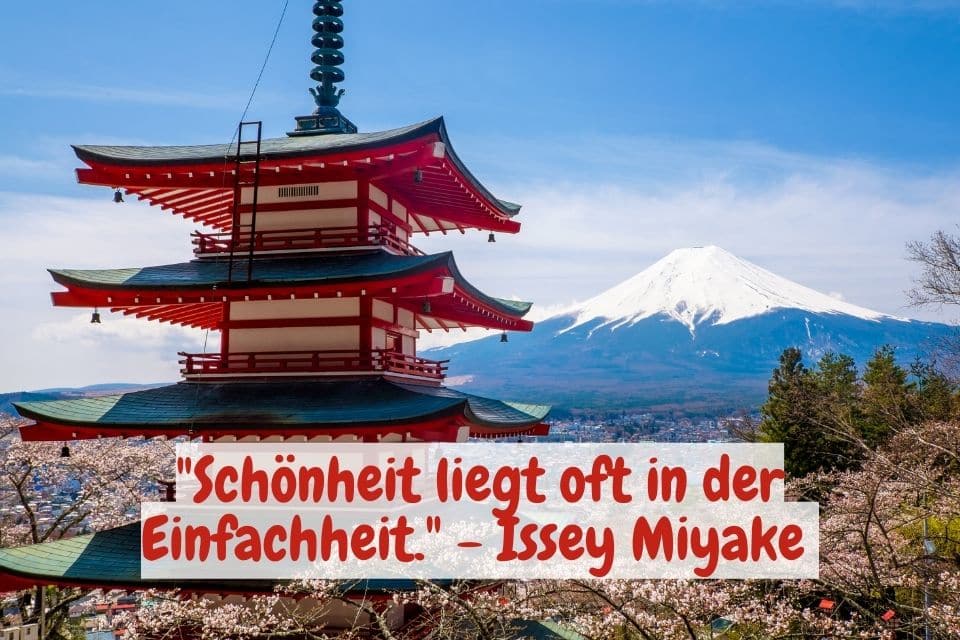 Japanischer Tempel mit weißem Berg im Hintergrund - Japanische Sprichwörter 31 emotionale Juwelen