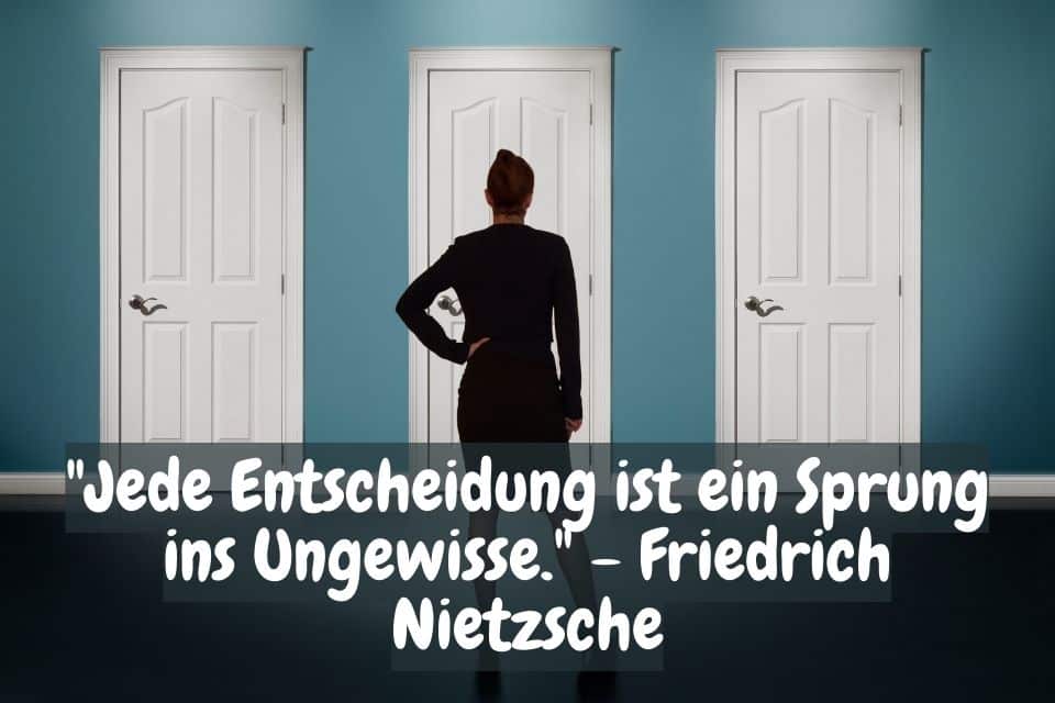 Frau steht vor drei Türen und Zitat: "Jede Entscheidung ist ein Sprung ins Ungewisse." - Friedrich Nietzsche