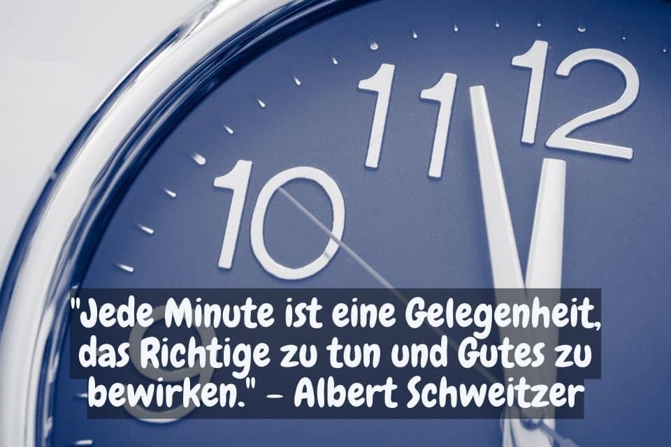 Grosse Uhr mit Stunden, Minuten und Sekundenzeiger. Zitat: "Jede Minute ist eine Gelegenheit, das Richtige zu tun und Gutes zu bewirken." - Albert Schweitzer