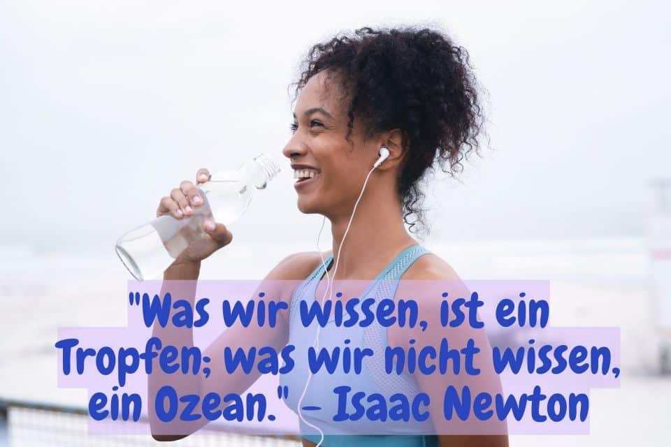Eine Frau trinkt beim Sport Wasser und Zitat: "Was wir wissen, ist ein Tropfen; was wir nicht wissen, ein Ozean." - Isaac Newton