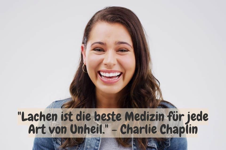 Lachende Frau mit Zitat: "Lachen ist die beste Medizin für jede Art von Unheil." - Charlie Chaplin