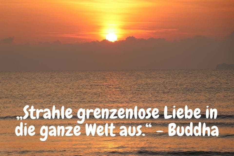 Sonnenaufgang hinter den Wolken am Meer mit Zitat - Lebensweisheiten Buddha: „Strahle grenzenlose Liebe in die ganze Welt aus.“ - Buddha