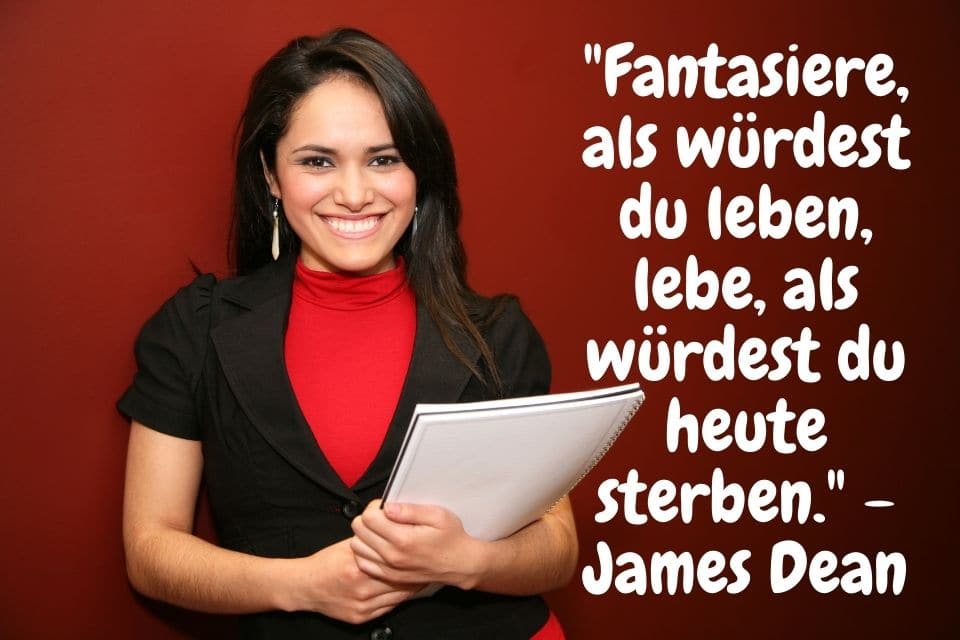 Glückliche Frau mit Arbeitsblätter und mit Zitat: "Fantasiere, als würdest du leben, lebe, als würdest du heute sterben." - James Dean