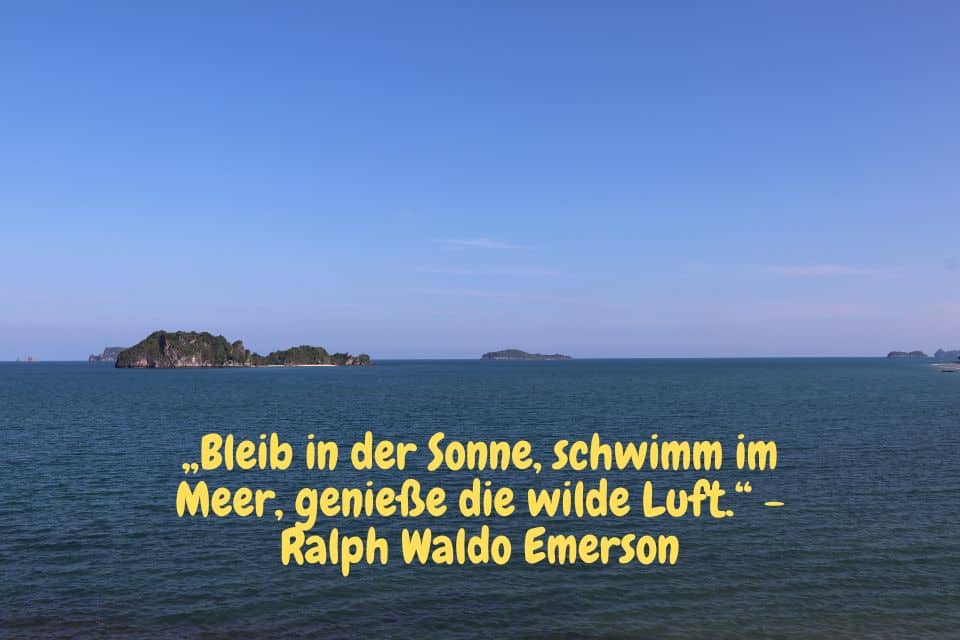 Blick auf das Blaue Meer mit einer kleinen Inselgruppse und Spruch: „Bleib in der Sonne, schwimm im Meer, genieße die wilde Luft.“ - Ralph Waldo Emerson