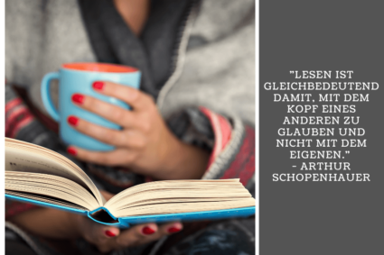 Eine Frau liest ein Buch mit einer Tasse in der Hand - Lesen ist gleichbedeutend damit, mit dem Kopf eines anderen zu glauben und nicht mit dem eigenen. - Arthur Schopenhauer