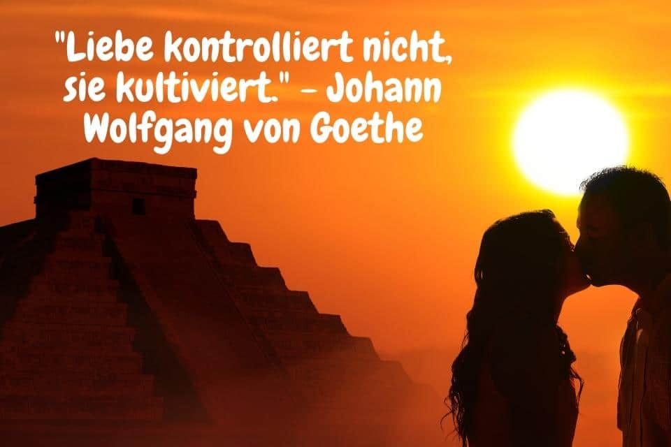 Mann und Frau küssen sich bei romantischen Sonnenuntergang -Liebe kultiviert - "Liebe kontrolliert nicht, sie kultiviert." - Johann Wolfgang von Goethe