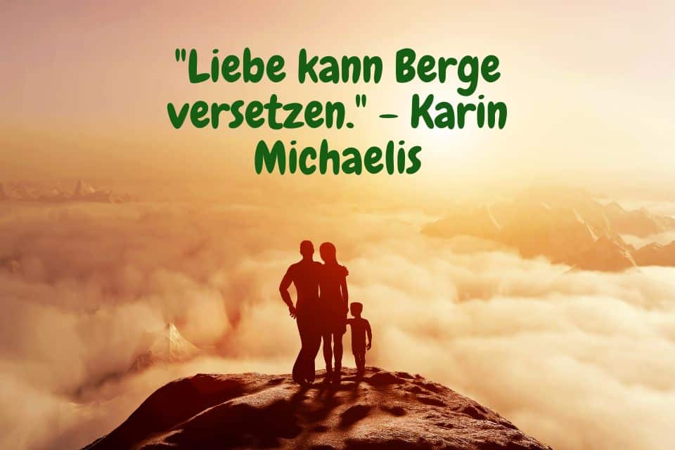 Paar mit Kind auf der Bergspitze. Spruch: "Liebe kann Berge versetzen." - Karin Michaelis