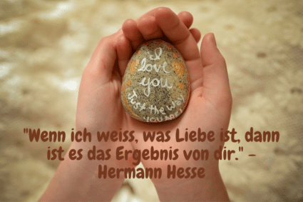 Liebessprüche für Sie - Ein Stein in die Hand gebetet mit der Aufschrift: "Wenn ich weiss, was Liebe ist, dann ist es das Ergebnis von dir." - Hermann Hesse