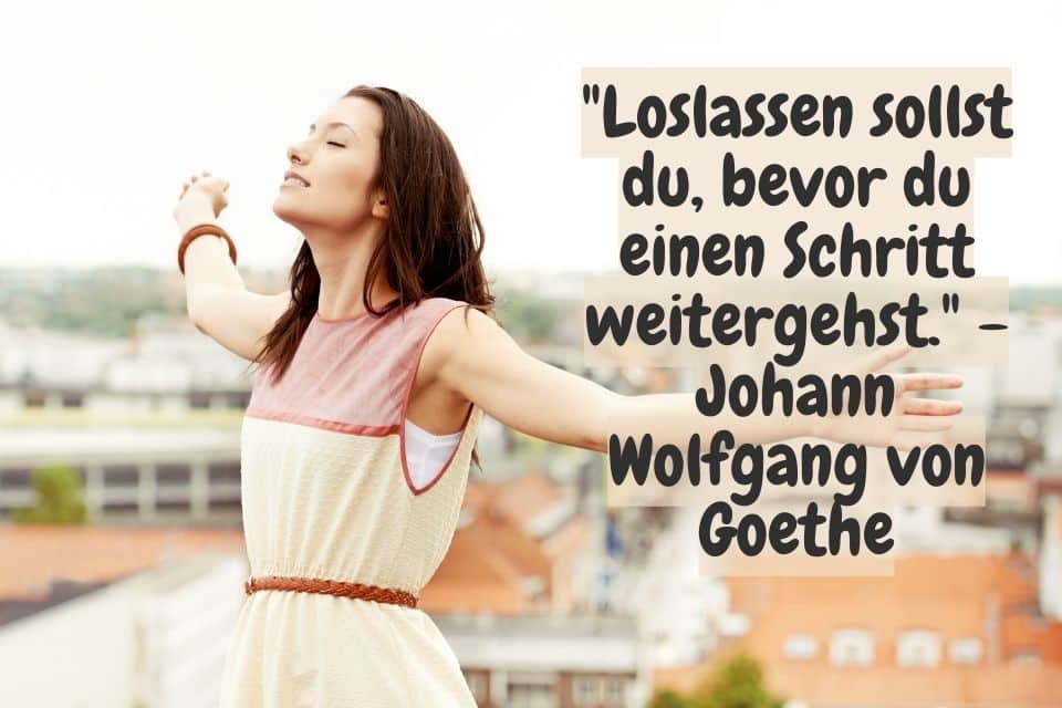 Frau streckt Arme seitlich in die Höhe mit Zitat: "Loslassen sollst du, bevor du einen Schritt weitergehst." - Goethe