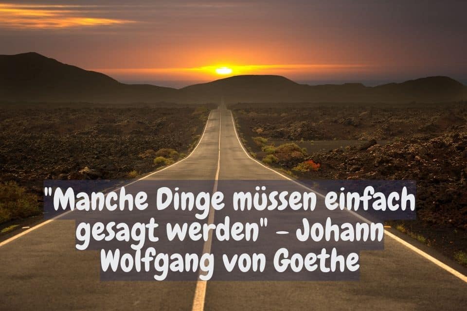 Straße in das Weite mit Sonnenuntergang. Zitat: "Manche Dinge müssen einfach gesagt werden" - Johann Wolfgang von Goethe