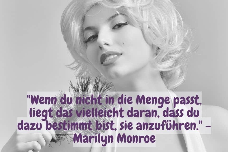 Marilyn Monroe mit Zitat: "Wenn du nicht in die Menge passt, liegt das vielleicht daran, dass du dazu bestimmt bist, sie anzuführen." - Marilyn Monroe