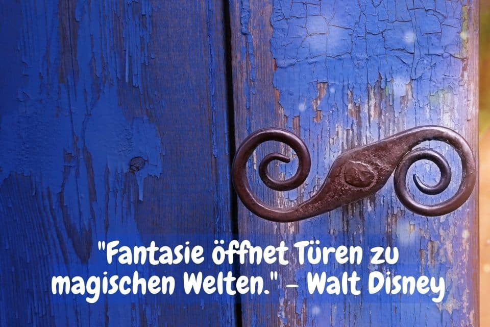 Blaue antike Türe und Zitat: "Fantasie öffnet Türen zu magischen Welten." - Walt Disney