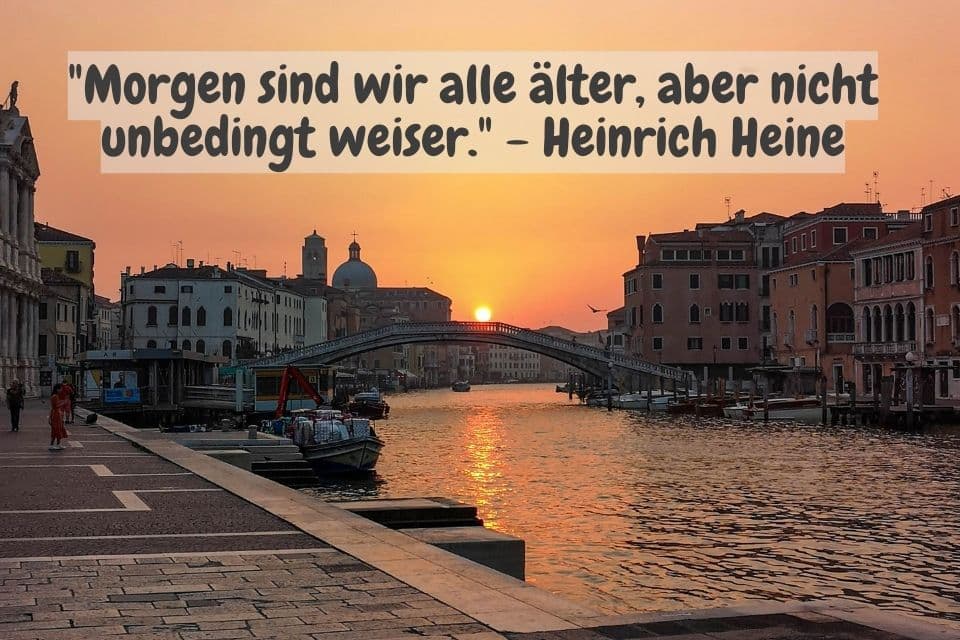 Sonnenaufgang über Stadt und Zitat: "Morgen sind wir alle älter, aber nicht unbedingt weiser." - Heinrich Heine