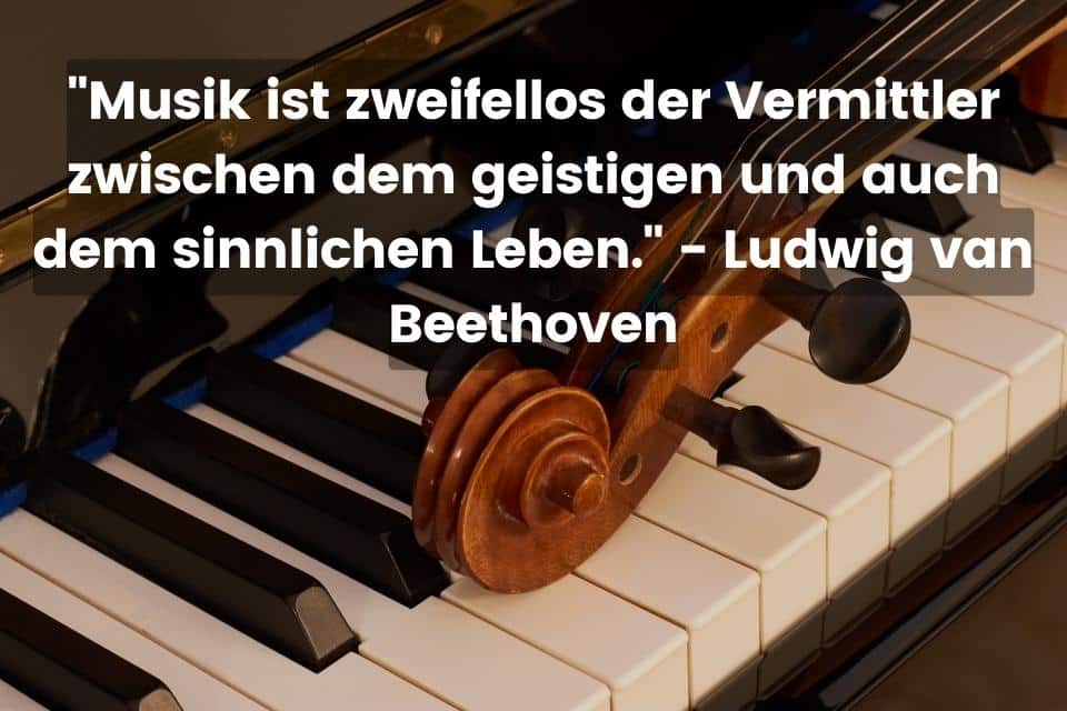 Auf der Klaviertastatur liegt eine Geige. Zitat: "Musik ist zweifellos der Vermittler zwischen dem geistigen und auch dem sinnlichen Leben." - Ludwig van Beethoven