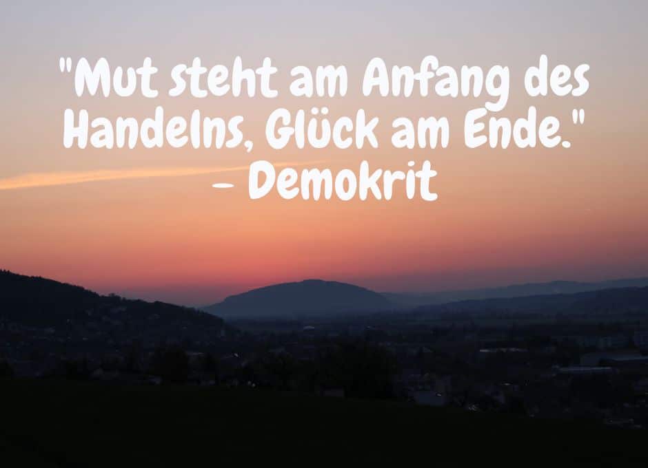 Sonnenaufgang mit Spruch: "Mut steht am Anfang des Handelns, Glück am Ende." - Demokrit
