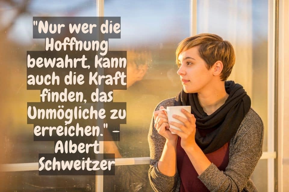 Frau trinkt Kaffee auf Fensterbank und Zitat: "Nur wer die Hoffnung bewahrt, kann auch die Kraft finden, das Unmögliche zu erreichen." - Albert Schweitzer