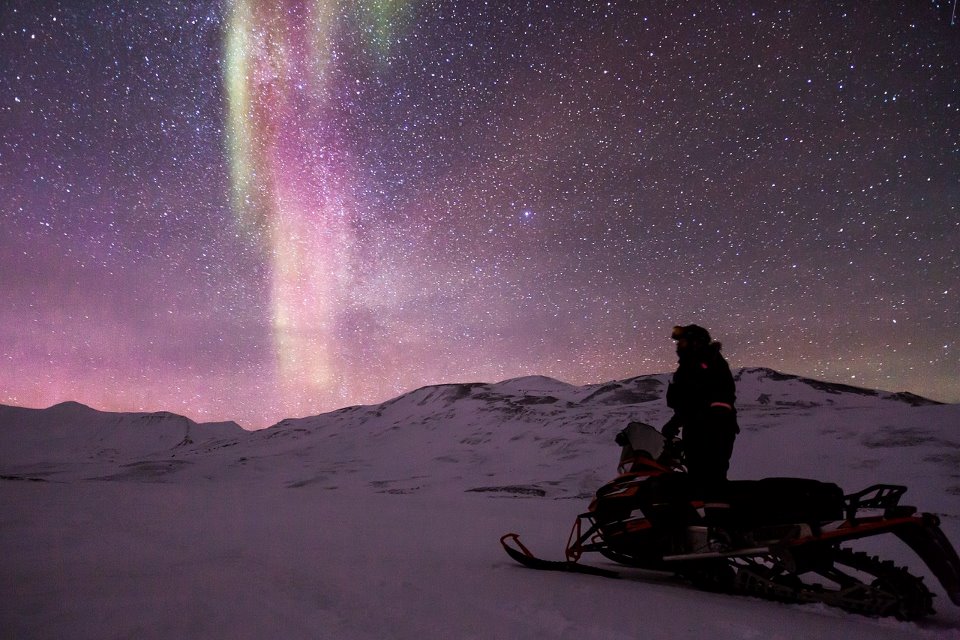 北极光延时拍摄 - 北极光在白雪皑皑的风景中