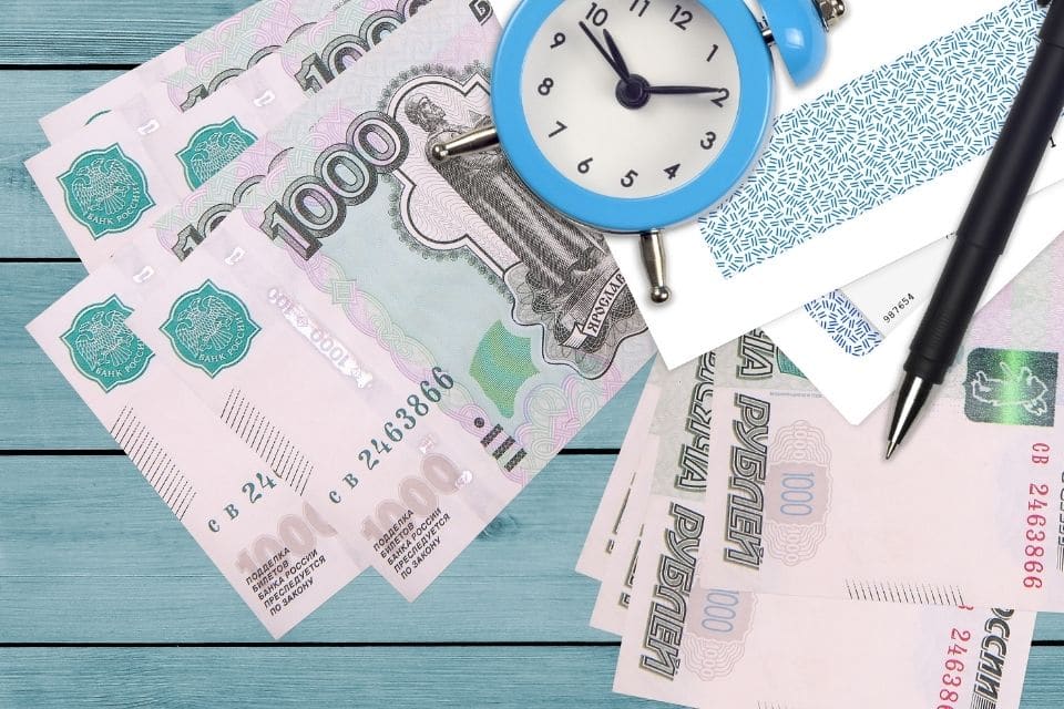 Rusisches Geld mit einer uhr - Zeitbombe - Rubel Zitate und Sprüche Kopie