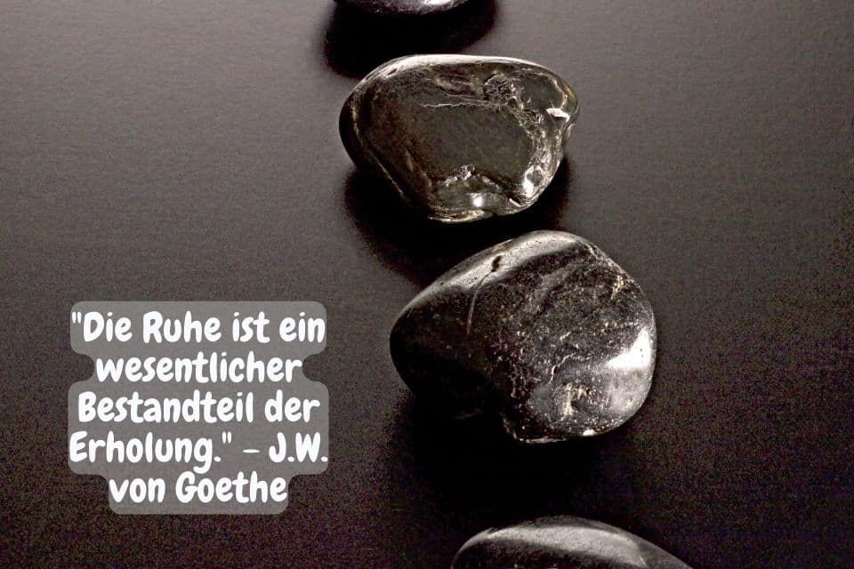 Schwarze Steine, Zitat: "Die Ruhe ist ein wesentlicher Bestandteil der Erholung." - J.W. von Goethe