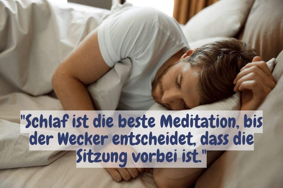 Mann beim Schlafen und Spruch: "Schlaf ist die beste Meditation, bis der Wecker entscheidet, dass die Sitzung vorbei ist."