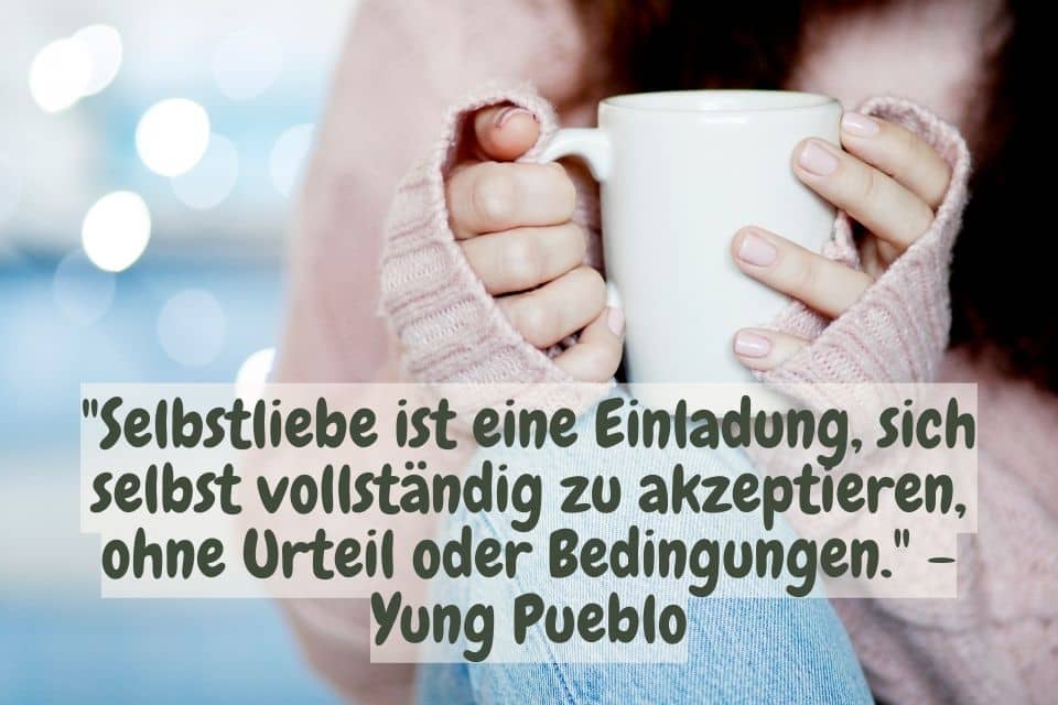 Frau hält eine Kaffeetasse in der Hand und Zitat: "Selbstliebe ist eine Einladung, sich selbst vollständig zu akzeptieren, ohne Urteil oder Bedingungen." - Yung Pueblo