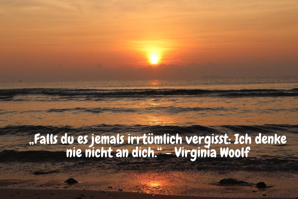 Sonnenaufgang am Meer mit Spruch: „Falls du es jemals irrtümlich vergisst: Ich denke nie nicht an dich.“ - Virginia Woolf