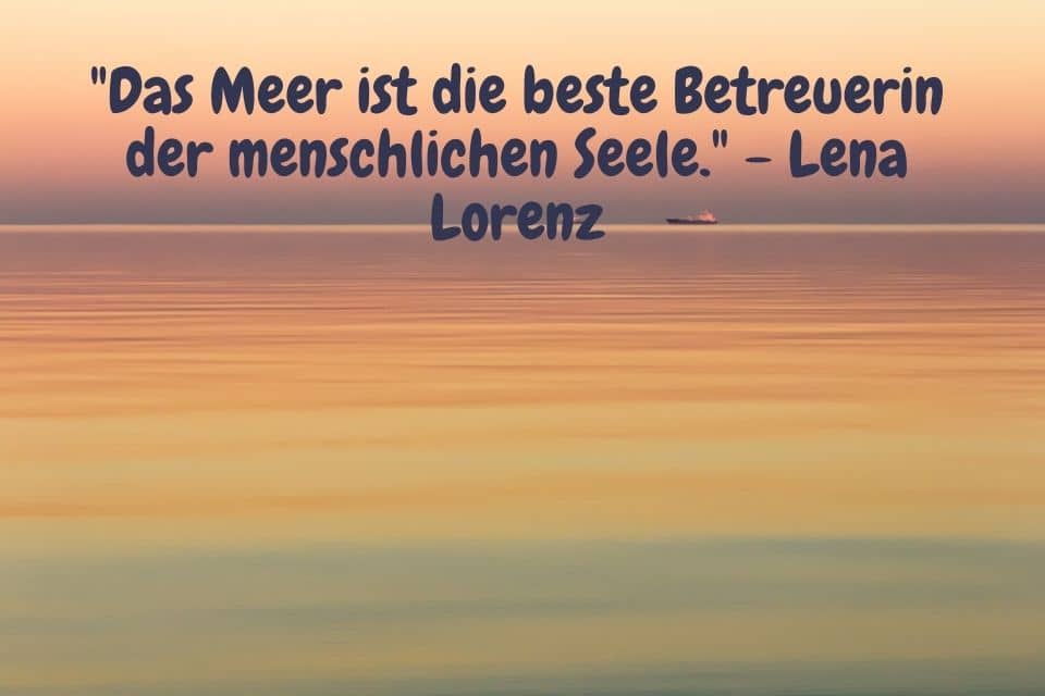 Stilles Meer mit Zitat: "Das Meer ist die beste Betreuerin der menschlichen Seele." - Lena Lorenz
