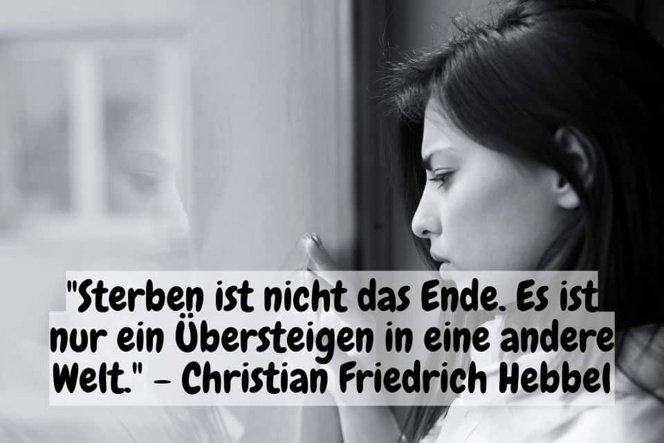 Trauernde Frau und Zitat: "Sterben ist nicht das Ende. Es ist nur ein Übersteigen in eine andere Welt." - Christian Friedrich Hebbel