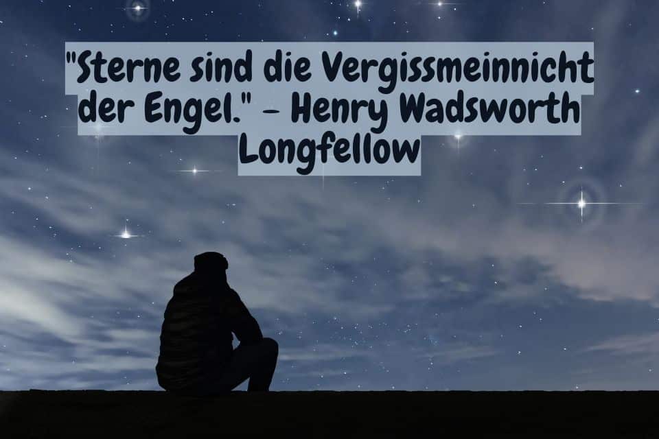 Nachdenklicher Mann unter Sternenhimmel. Zitat: "Sterne sind die Vergissmeinnicht der Engel." - Henry Wadsworth Longfellow