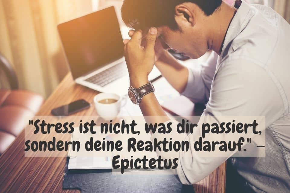 Mann am Arbeitsplatz: Zitat: "Stress ist nicht, was dir passiert, sondern deine Reaktion darauf." – Epictetus