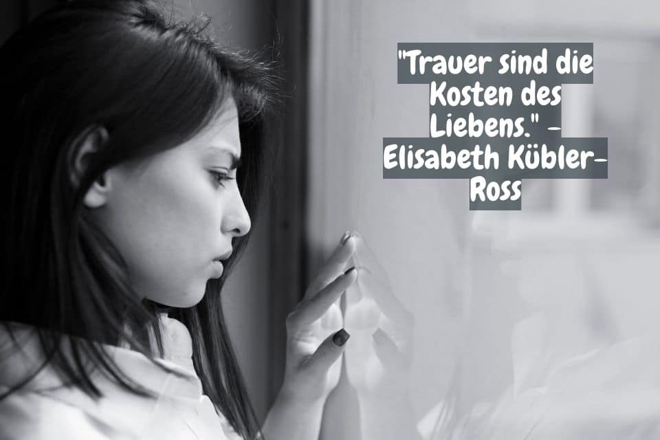 Frau sitzt trauernd am Fenster und Zitat: "Trauer sind die Kosten des Liebens." - Elisabeth Kübler-Ross