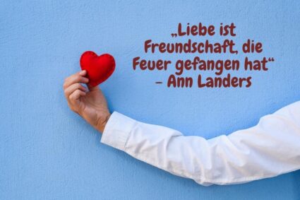 Ein Mann hält ein rotes Herz in der Hand„Liebe ist Freundschaft, die Feuer gefangen hat“ - Ann Landers