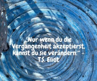 vergangenheit abschließen psychologie- Spirale mit Zitat: „Nur wenn du die Vergangenheit akzeptierst, kannst du sie verändern.“ - T.S. Eliot
